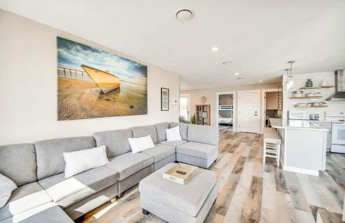 Bright Kitty Hawk Home with Hot Tub, Walk to Beach! - Foto 1