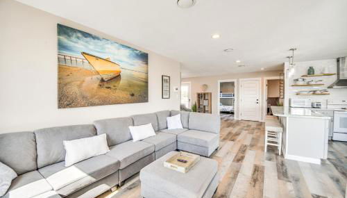 Bright Kitty Hawk Home with Hot Tub, Walk to Beach! - Foto 1