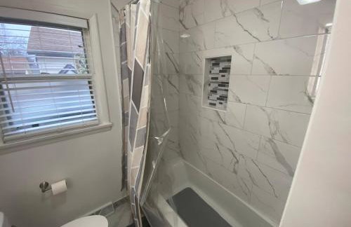 Spacious 3 Bedroom Home with Game Room and Parking - Foto 33