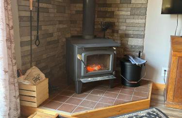 Cabin in the woods with fire pit and porch - Foto 10