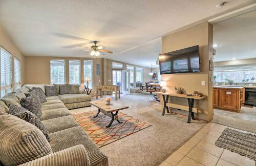 Rustic Escape with Deck, Hot Tub and Mountain Views - Foto 1