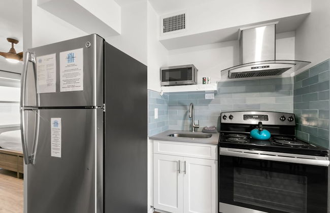 Studio w/ King Bed Heated Pool, Steps to Beach! - Foto 17