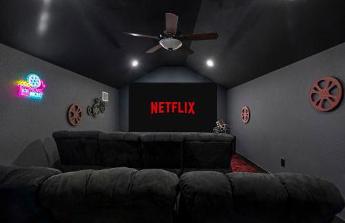 Lake Travis Family Retreat with Theater Game Room and BBQ 7 min from Marina - Foto 2