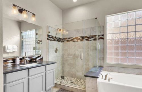 Lux 3BR Oasis Near Strip with Heated Pool and Jacuzzi - Photo 14