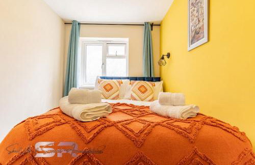 4-BR Hayes Home, Guests 8 - Ideal for Long term stays, Fast unlimited Wi-Fi - Foto 1