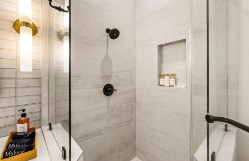 The LUX at West Event & Stay, Pool, Golf & Pickle - Foto 40