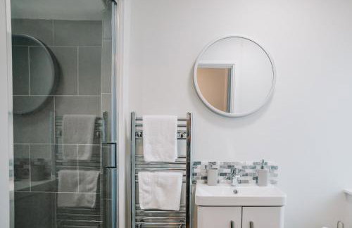 Spacious 4-bed Ample Parking Fast WiFi Contractor Family Friendly - Photo 39