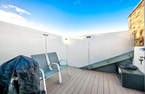 Modern 2BR Apartment for Contractors, Balcony & Fast Wi-Fi, W6 - Foto 47