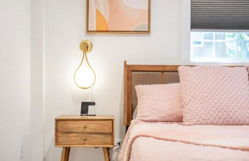 Couples Retreat with Hot Tub, Beach Cruisers, Spa Bath - Foto 24