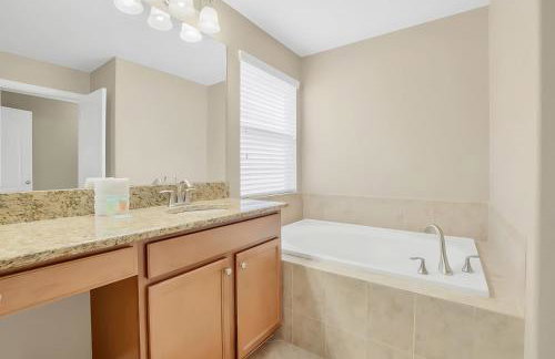 Near Disney - 5BR Home- Games Pool Hot Tub & BBQ - Foto 22