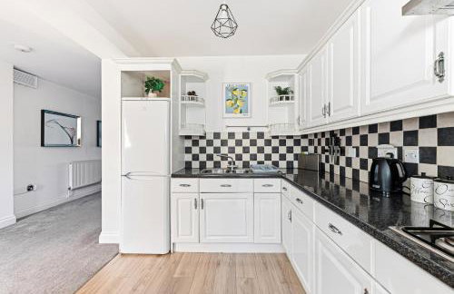 Loughton House - Central Location - Driveway Parking, Self-Check-In, Garden, Super-Fast Wifi and Smart TVs by Yoko Property - Foto 25