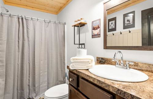 Cozy Cinema Cabin - Hot Tub and More - Foto 25