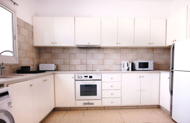 Phaedrus Living: Modern City View Flat Nafi - Photo 6