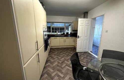 Kennedy Villa - 5 Bedroom House with Hot Tub, WiFi, Free parkings, Close to Bicester Village - Foto 25