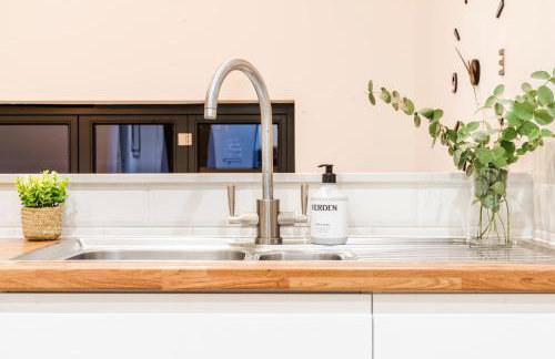 Cozy 3 Bedroom Terrace Cottage in Epsom - Photo 33