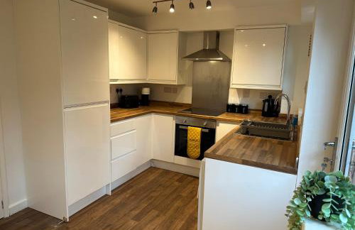 Comfortable 3 Bed House with Garden & Parking - Foto 8