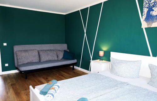 - Forest Retreat Deluxe - 2 Bedroom Apartment - 75 qm - Fully Renovated 2025 with TV & Netflix - King Size Beds - Full Kitchen - Free Parking - Close to Airport & Train - - Foto 6