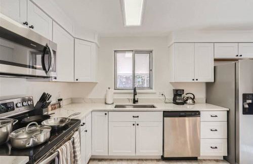 Serene, Spacious Home in Quiet Neighborhood with Fenced Yard - Foto 12