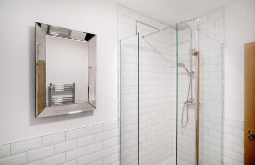 NEW! Luxurious Cottage in Durham by Stay With Us, Ideal for Large Groups & Families, Hot Tub, Sleeps 10! - Foto 40