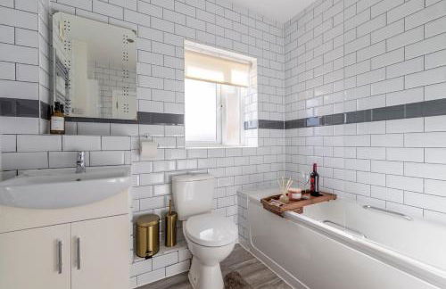 Designer 1BR I Work-From-Home Ready I Fast Wi-Fi - Foto 16