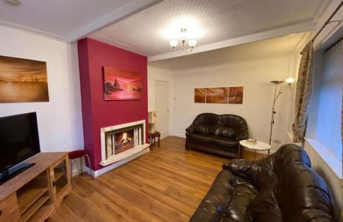 Quiet Secluded two Bedroom Bungalow With Parking - Photo 15