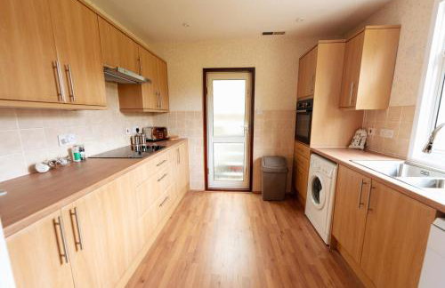 Spacious Family Bungalow with Garden for up to 7 - Photo 14