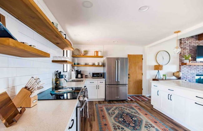 Cozy Rustic Home Minutes to Joshua Tree Nat l Park - Photo 12