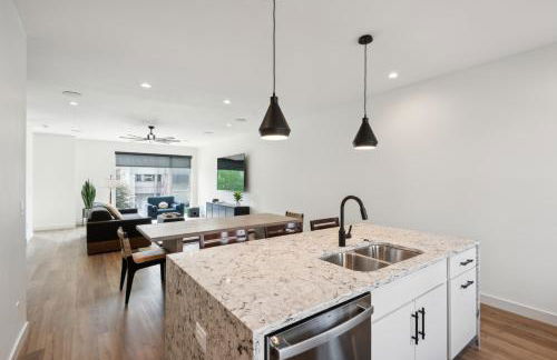 New Modern Townhome With Rooftop Patio 2 Bedroom Townhouse by RedAwning - Foto 20