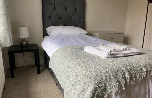 Large 4 bed detached house with parking - Foto 43