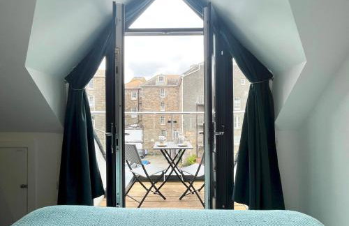 Beautiful 3 Bed Townhouse with Parking, close to Sea Front - Photo 5