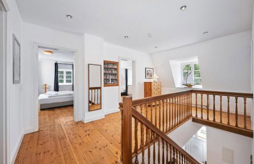 GUT KLETKAMP "Altes Torhaus" - Historisches Ferienhaus mit 5 Schlafzimmern I Kamin I Garten & Terrasse I Seeblick I 15 Min zur Ostsee I Moderne Küche I Hundefreundlich I Parkplätze I WLAN - Foto 15