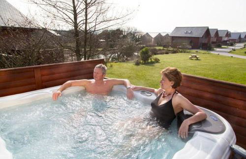 Skylark sleeps 8 private Hot Tub & Dogs welcome Nr Padstow, Resort Pool Bar & Watersports - Foto 10