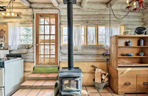 Log Casita Overlooking Pond and Waterfall near Taos, New Mexico - Foto 11