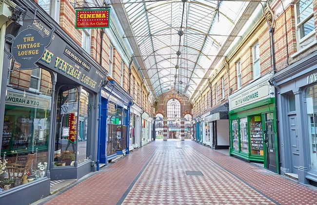 Chic Top Floor Apartment in the Heart of Westbourne Arcade - Foto 12