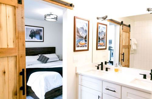 LUX Modern Chalet, Pool & Hot Tub, 10 Mins to the Mountain & Incredible Views - Photo 6