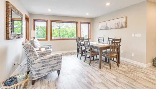 Family-Friendly Lakeview Cottage with Deck and View - Foto 3