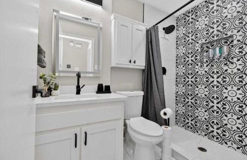 Perfect Getaway Home w Pool Jacuzzi Cinema Room - Photo 24