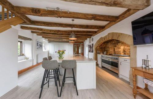 10 Bed Stunning House in village, with Hot Tub - Photo 30