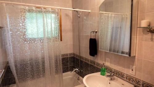 Whimsical Lakefront Chalet - Foto 4