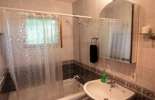 Whimsical Lakefront Chalet - Foto 4