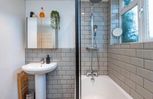 Bright & Stylish 4-Bed Home in the Heart of Morden - Photo 27