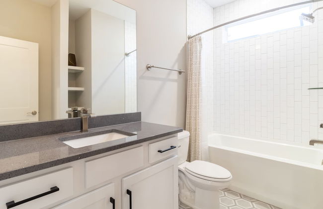 Monty by Avantstay 4bdr 4BA Balcony w Outdoor Seating 5mins to DT - Photo 24