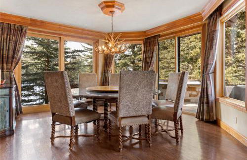 Outdoor Private Hot Tub, In Home Movie Theater, Luxurious Creekside Home - Photo 17