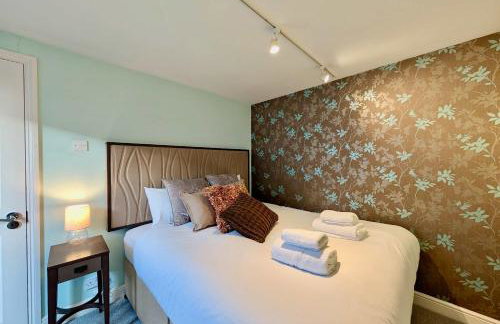 Stunning 4 Bedroom House in Old Windsor Perfect for Families & Groups - Foto 19