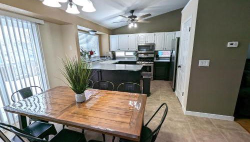 Cute Spacious Home - Photo 2, stove, pet friendly