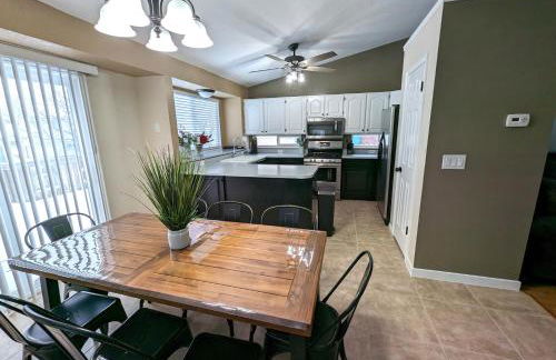 Cute Spacious Home - Photo 2