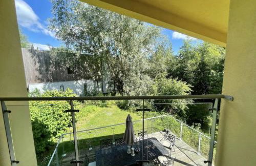 Modern contemporary home in beautiful setting - Foto 26