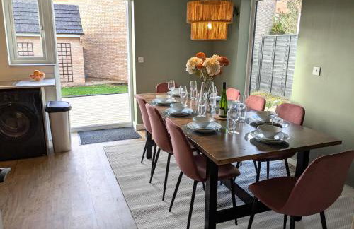 CHERRYTREES 5 Bed House, Sleeps 10, 3 Bathrooms, Parking, Ideal for Groups and Work Stays - Foto 15