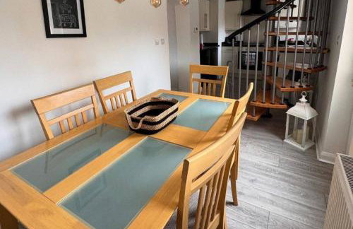 Cottage - Sleeps 4 - Pets Ok - Garden - Parking - Foto 11