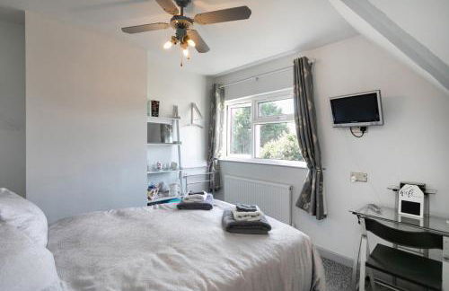 BED AT BOWBRIDGE Spacious house and parking - Foto 11